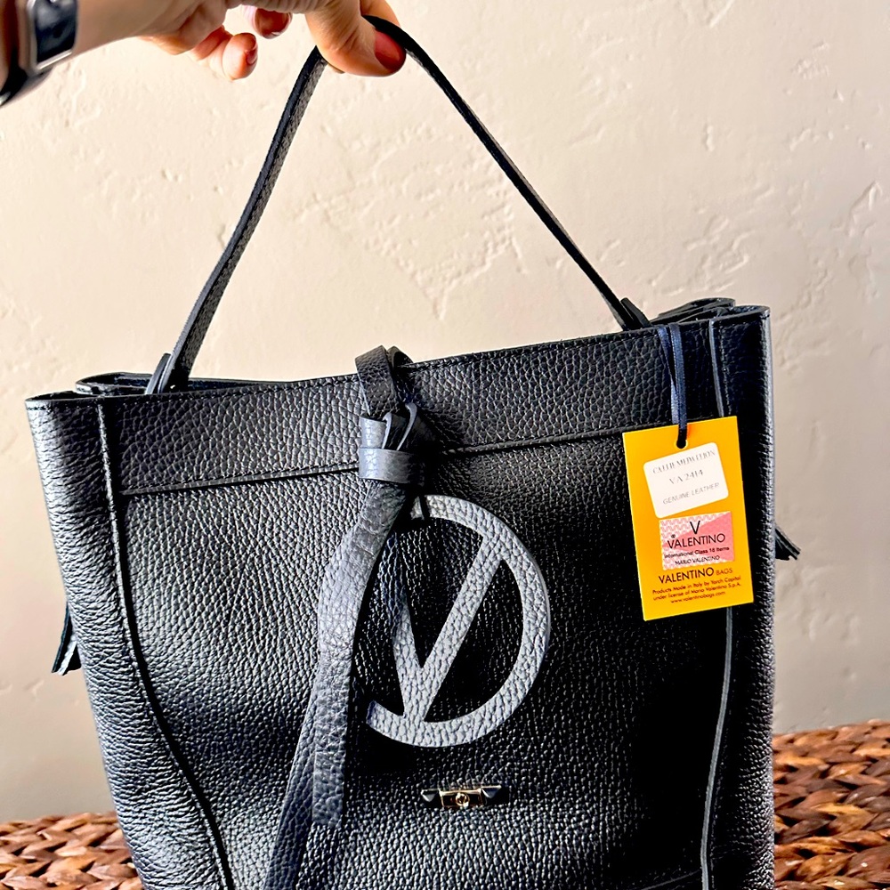 Valentino black tote beg.
